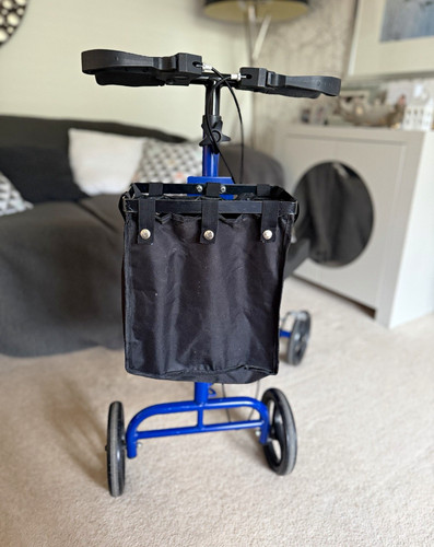 Blue black wheel steerable - 4-wheel,